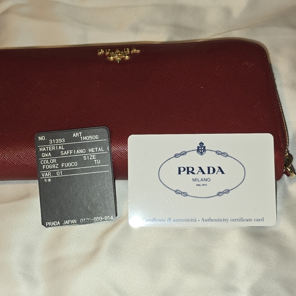 EUC Prada Saffiano Leather zippy wallet with COA card - Picture 7 of 9